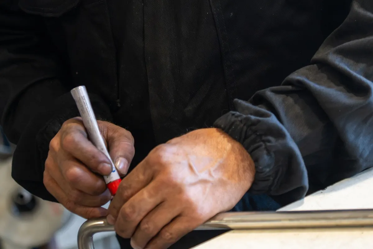 Tracciatura a mano di un tubolare prima del taglio